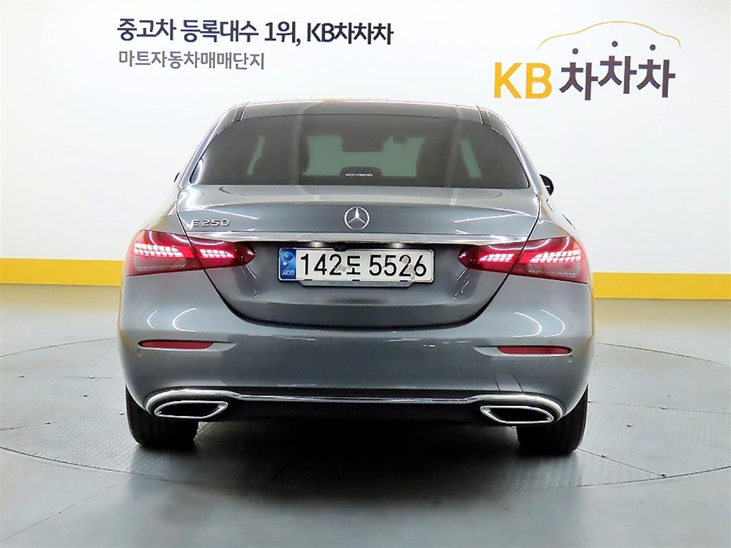 Mercedes Benz E class - Vista 3