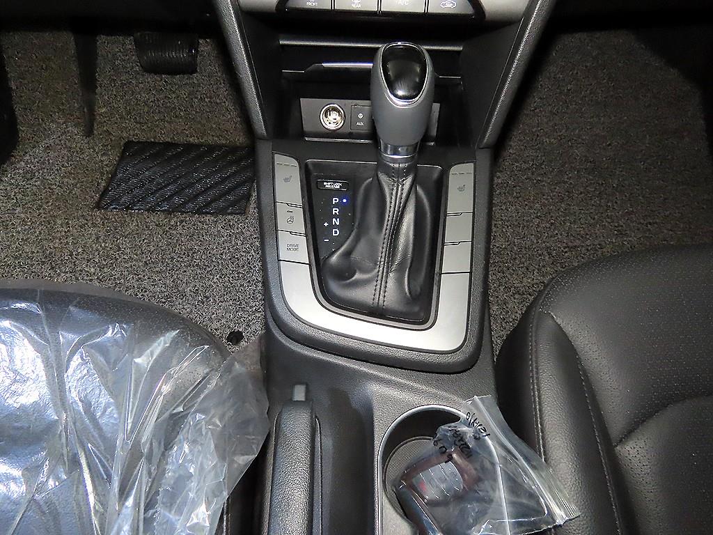 HYUNDAI Avante - Vista 12