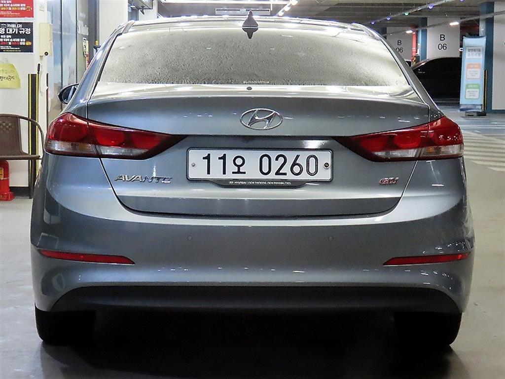 HYUNDAI Avante - Vista 5