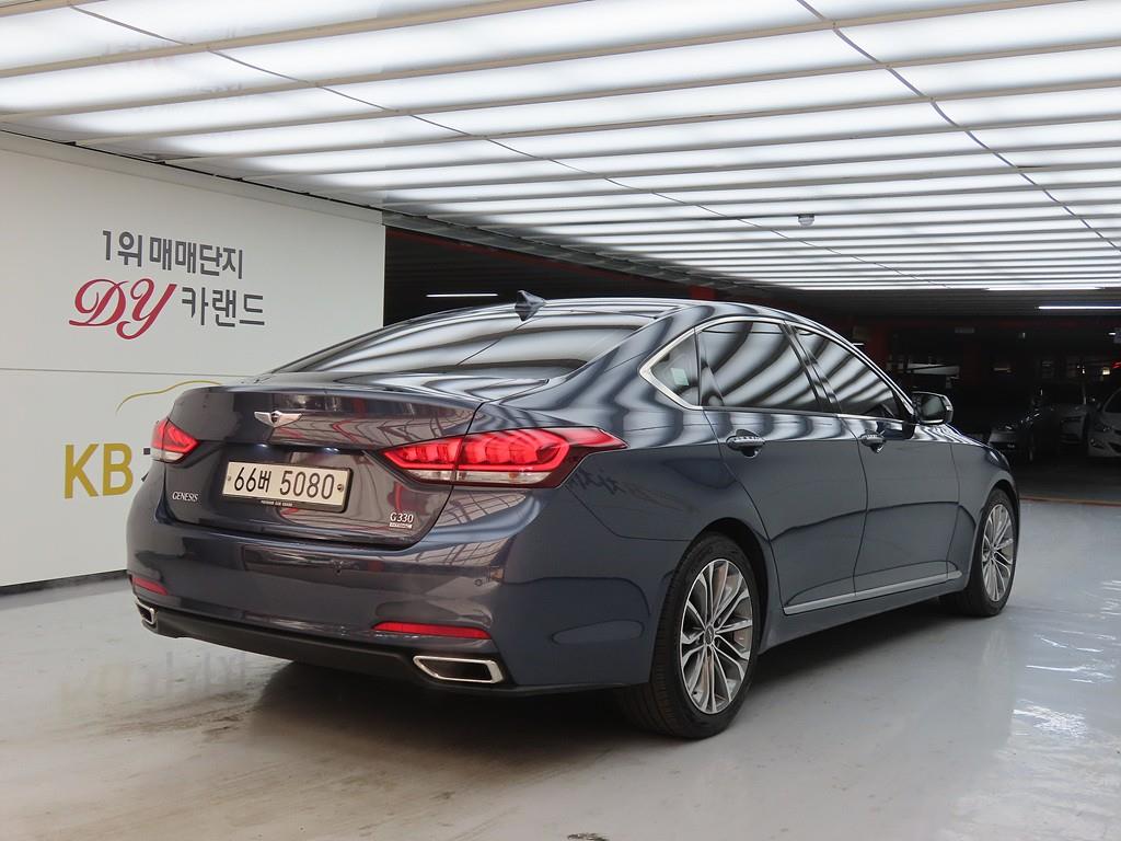 HYUNDAI Genesis - Vista 4