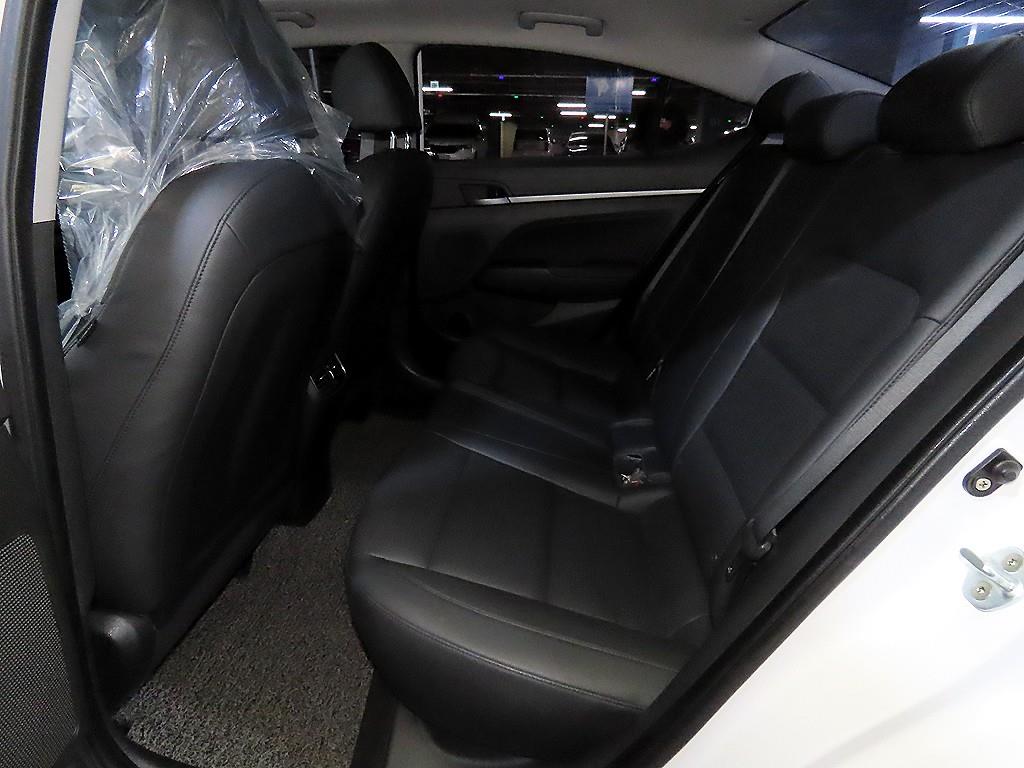 HYUNDAI Avante - Vista 7