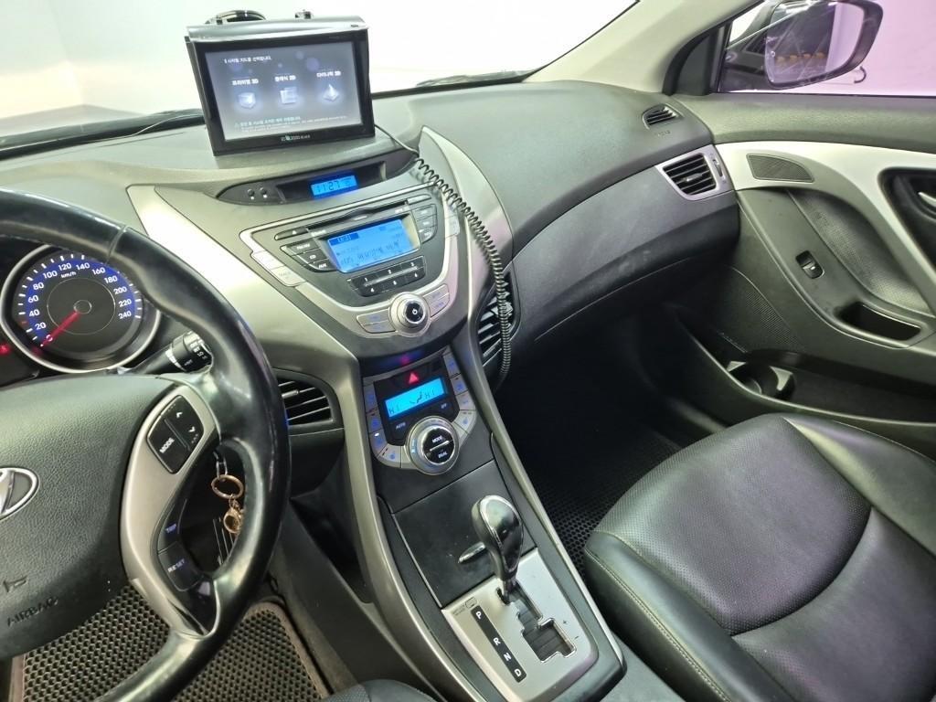 HYUNDAI Avante - Vista 10