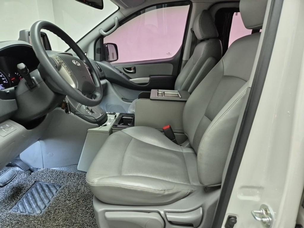 HYUNDAI Starex - Vista 10