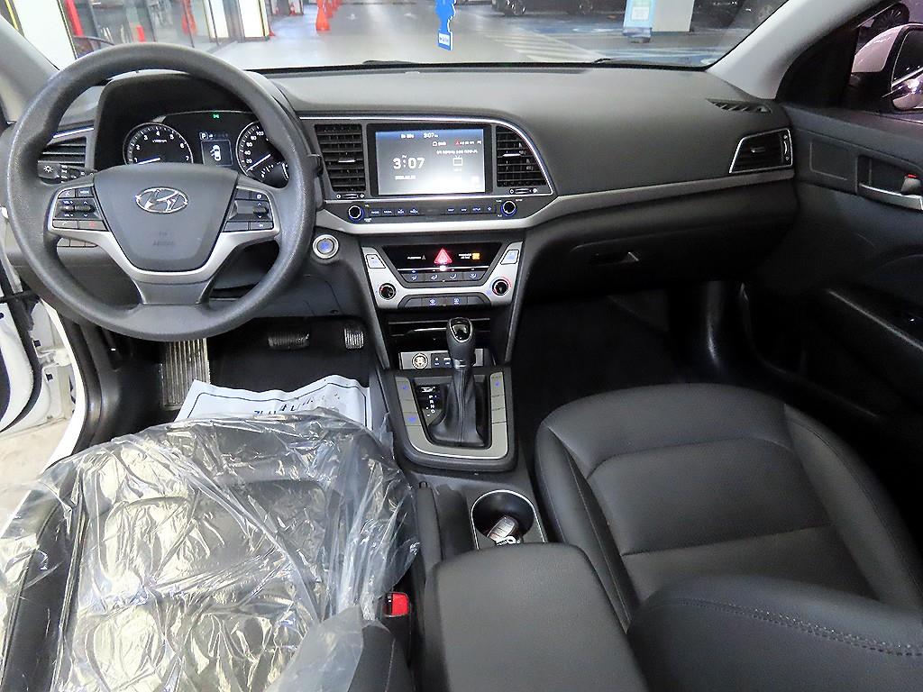 HYUNDAI Avante - Vista 10