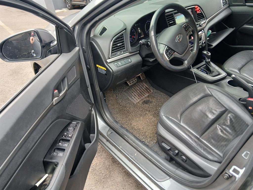 HYUNDAI Avante - Vista 5