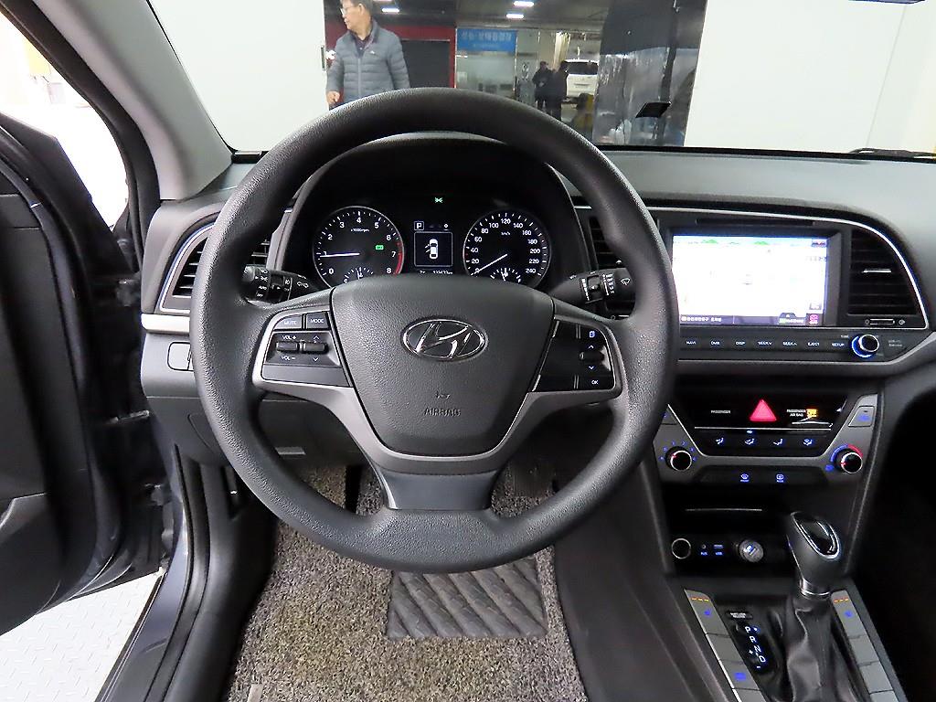 HYUNDAI Avante - Vista 9