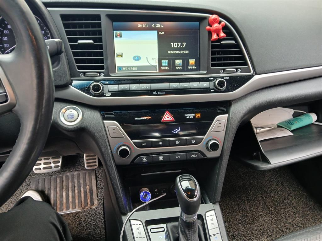 HYUNDAI Avante - Vista 7