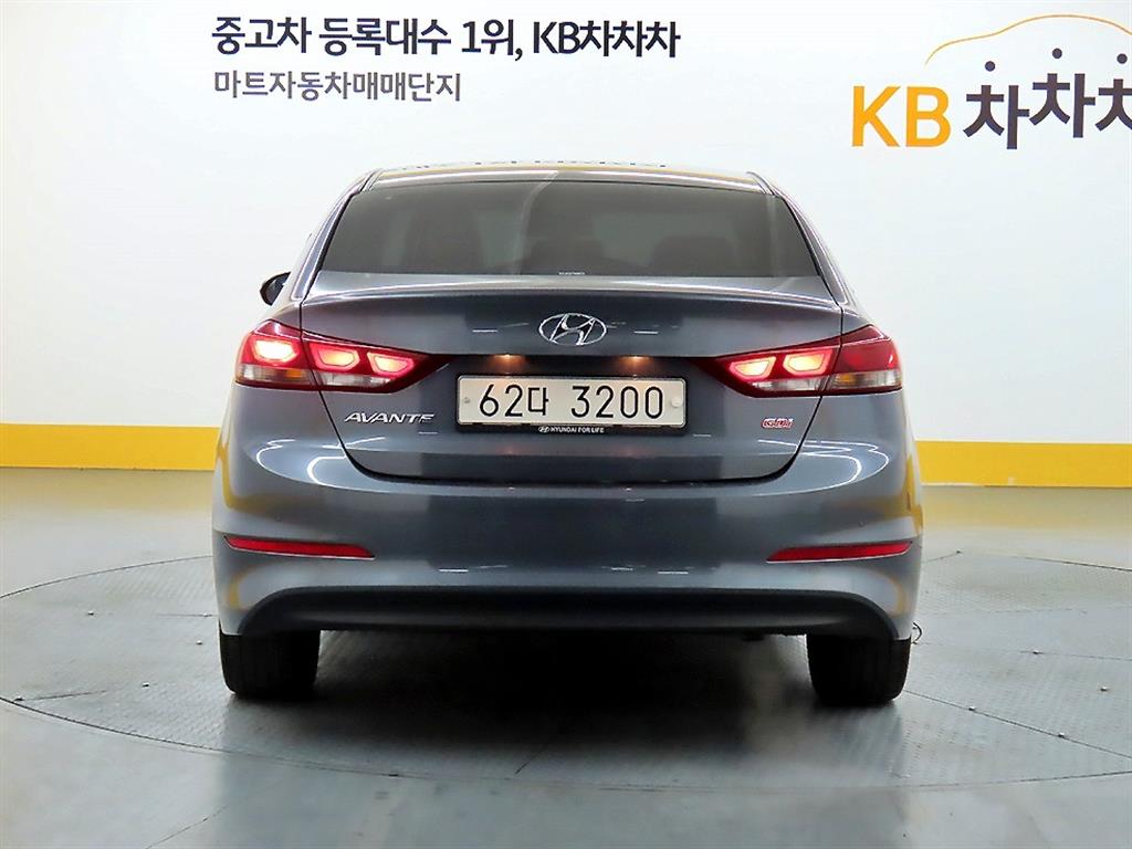 HYUNDAI Avante - Vista 3