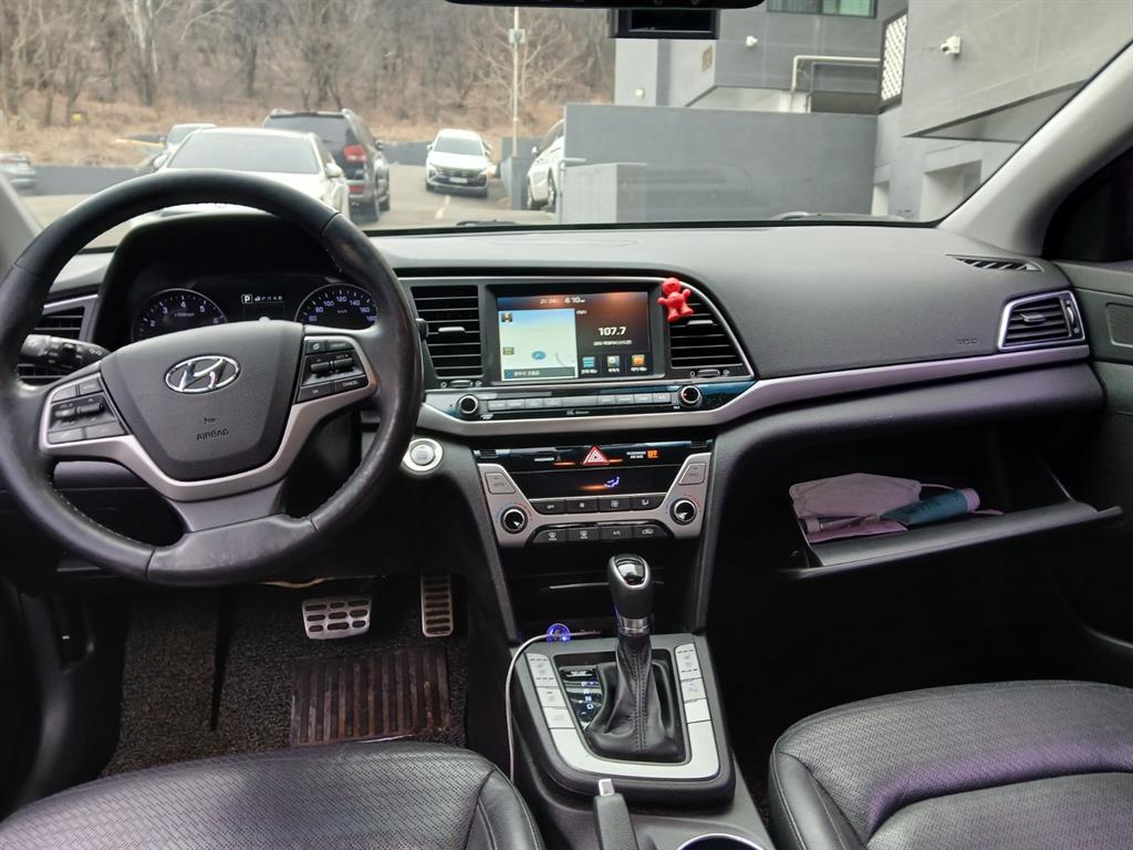 HYUNDAI Avante - Vista 12