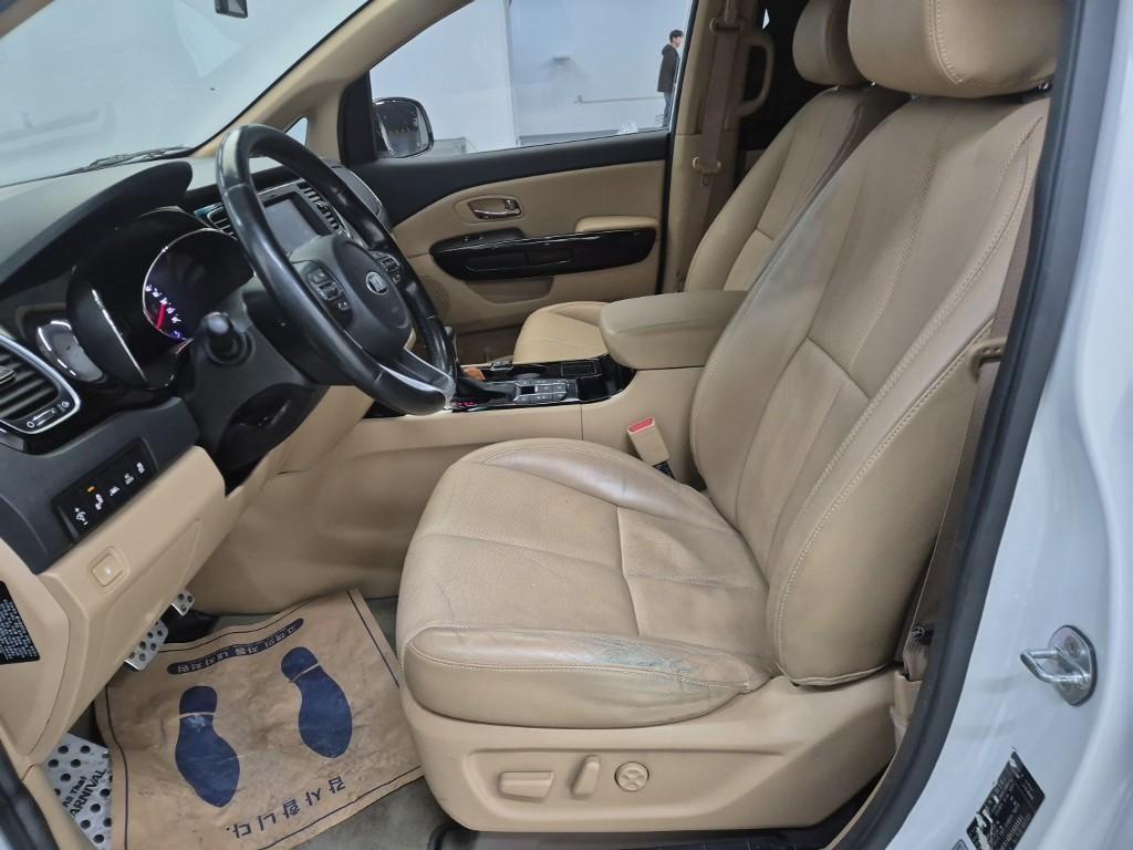 KIA Carnival - Vista 11