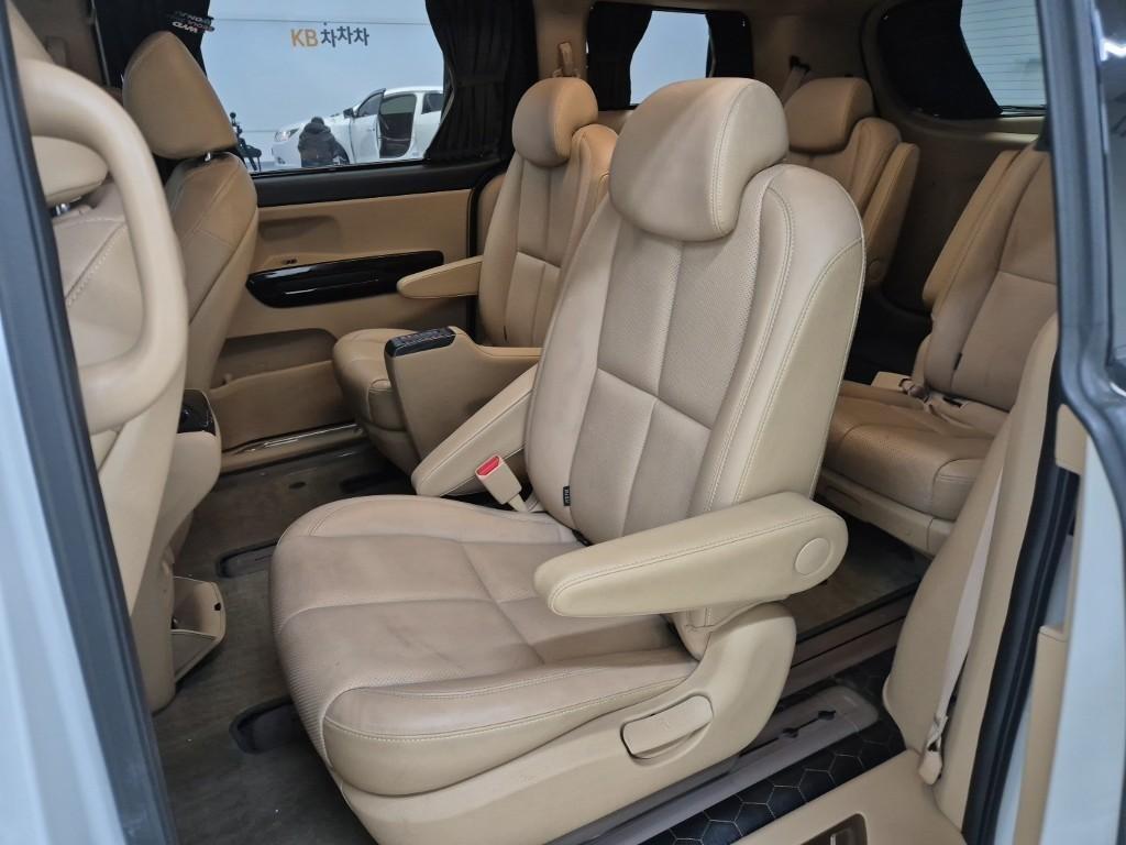 KIA Carnival - Vista 12