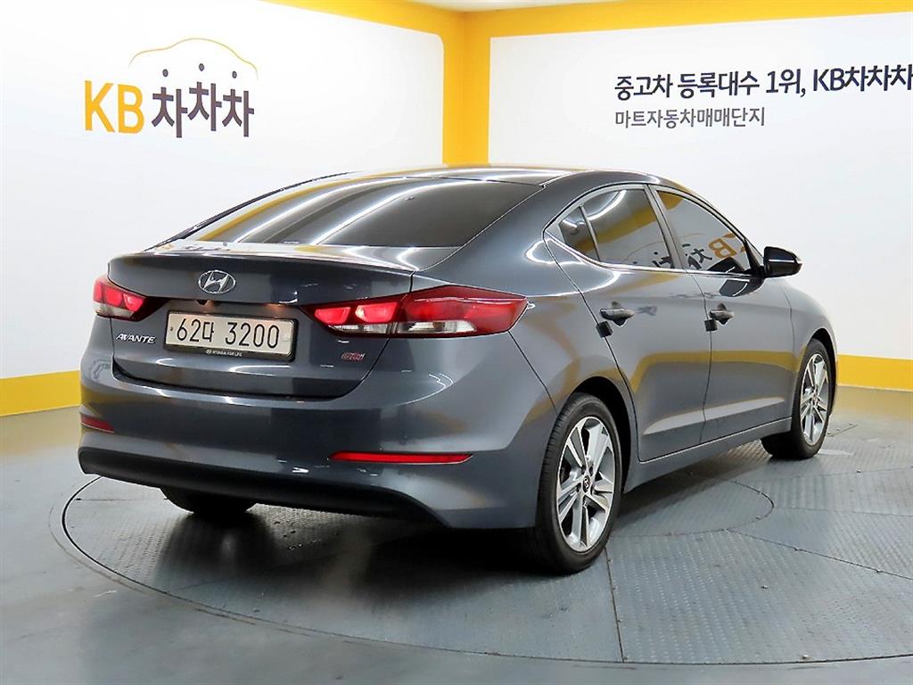 HYUNDAI Avante - Vista 4