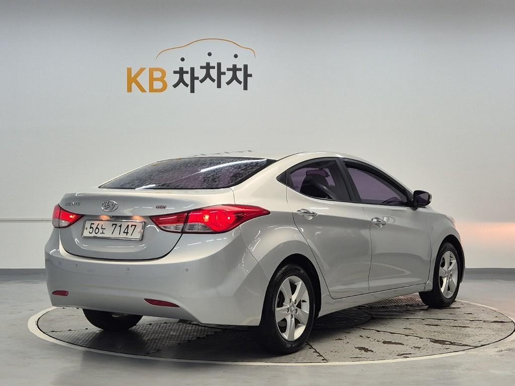 HYUNDAI Avante - Vista 3