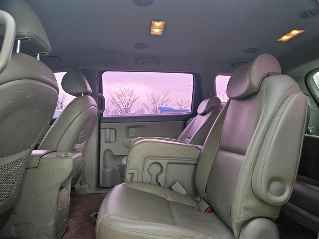 KIA Carnival - Vista 11