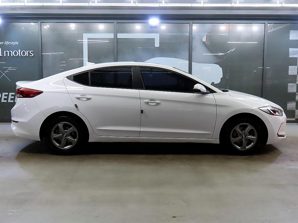 HYUNDAI Avante - Vista 3