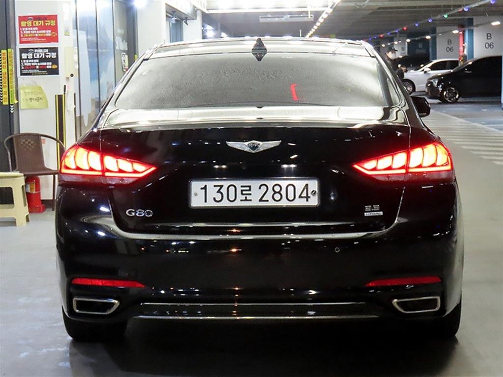 HYUNDAI Genesis - Vista 5