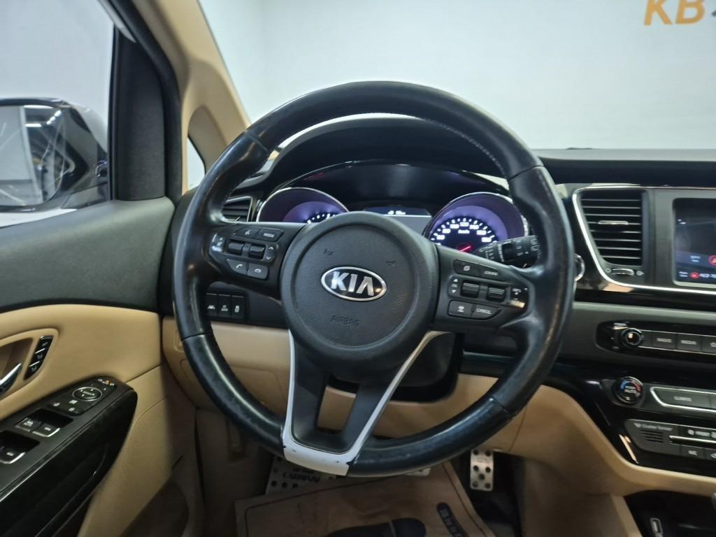 KIA Carnival - Vista 9