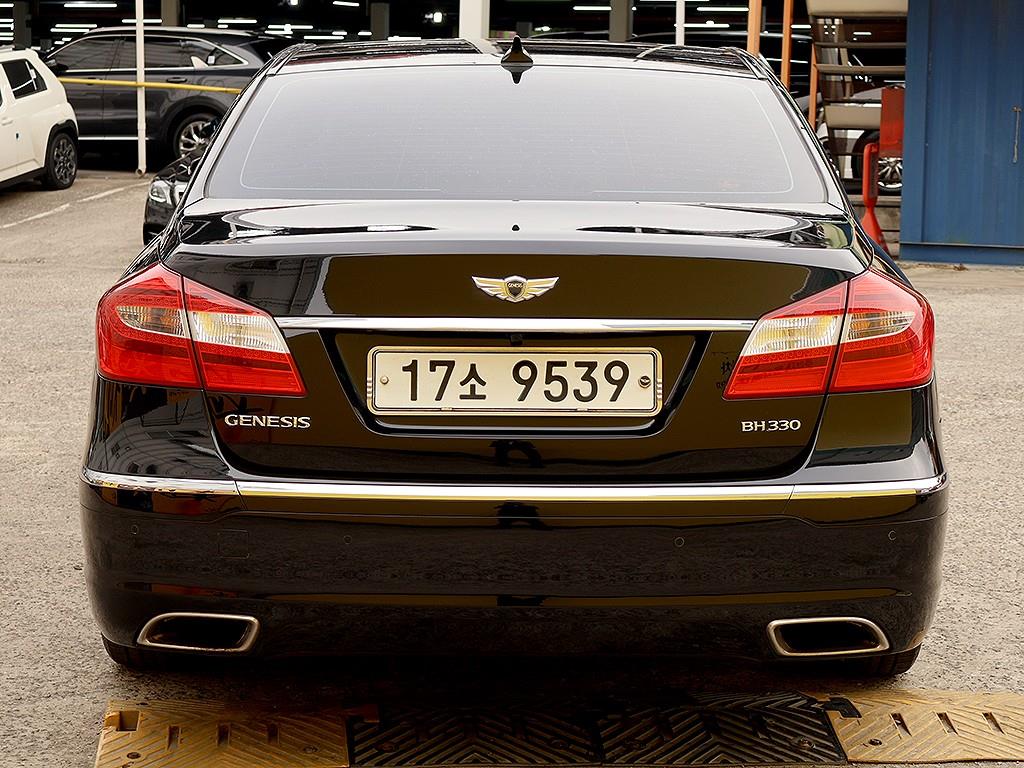 HYUNDAI Genesis - Vista 5