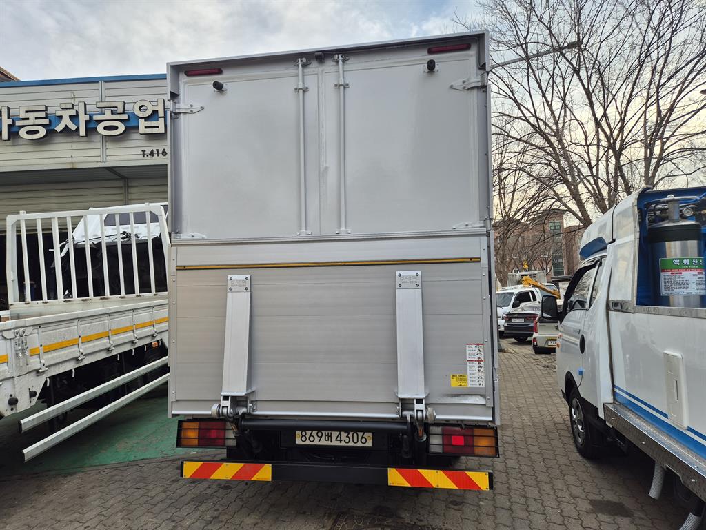 medium and large cargo truck - Vista 4