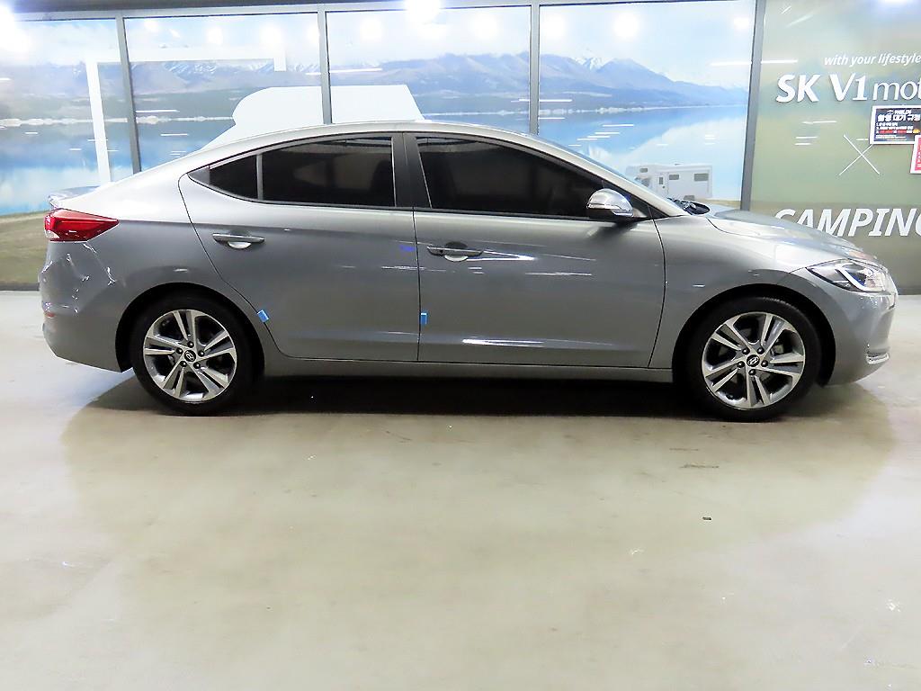 HYUNDAI Avante - Vista 3