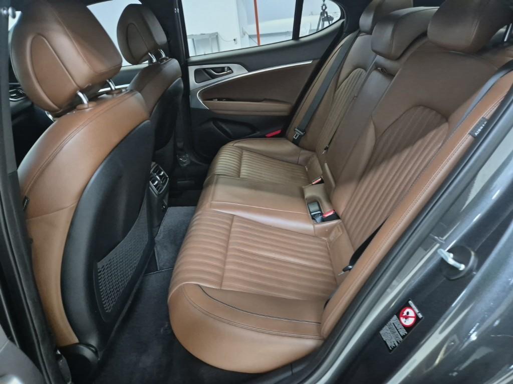 Genesis G70 - Vista 12