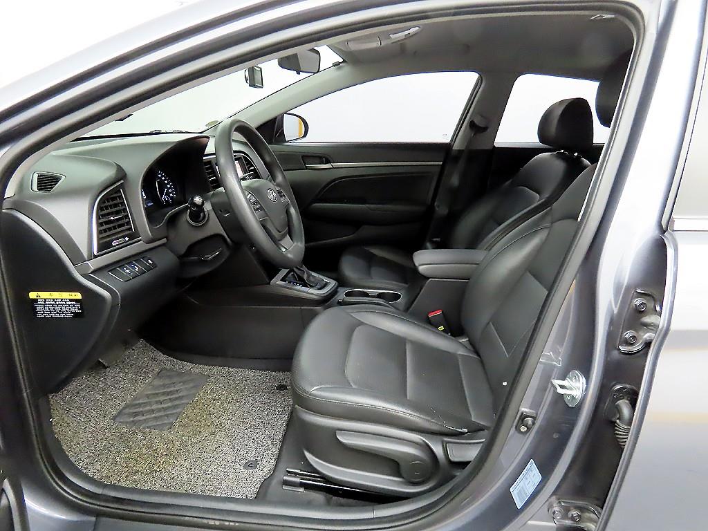 HYUNDAI Avante - Vista 5