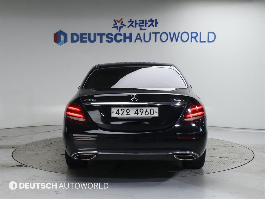 Mercedes Benz E class - Vista 4