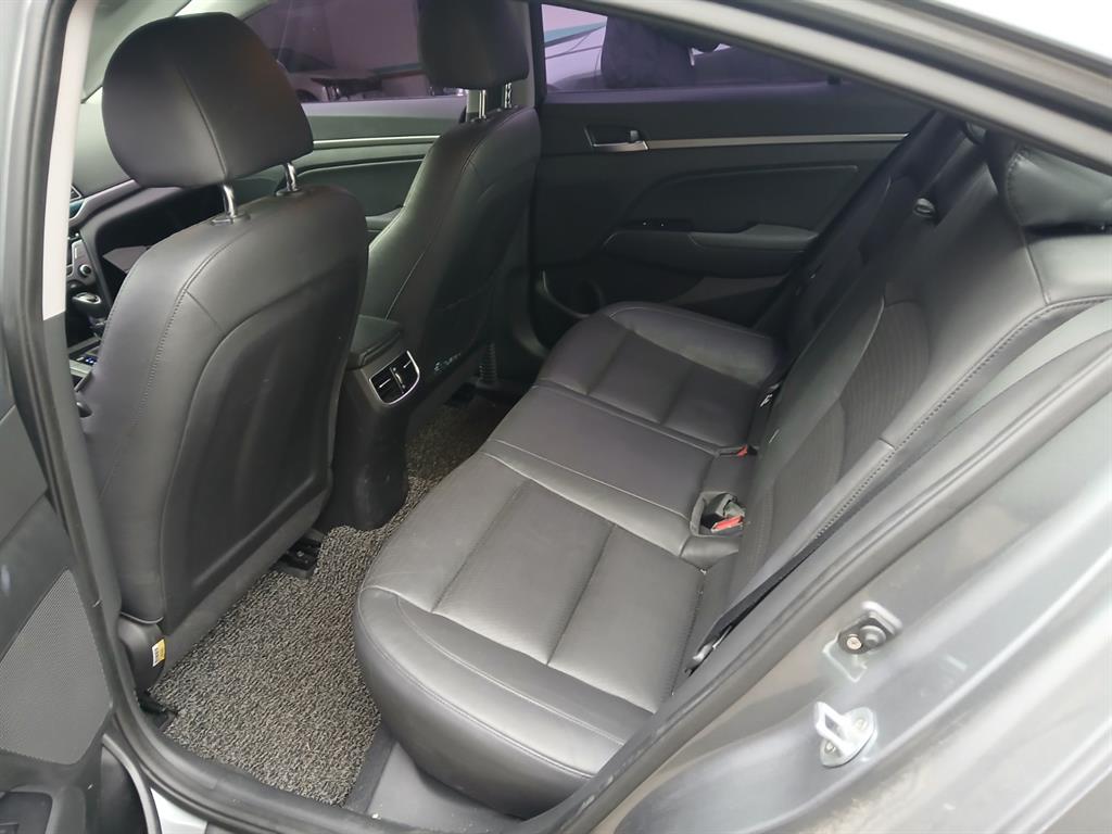 HYUNDAI Avante - Vista 10