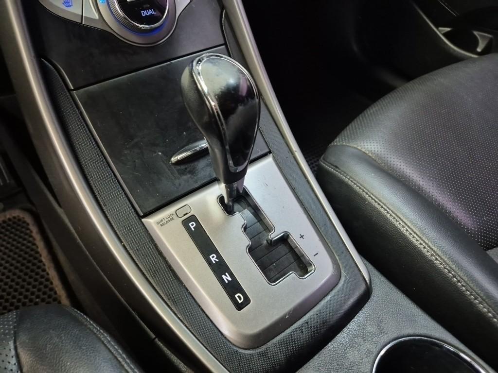 HYUNDAI Avante - Vista 8