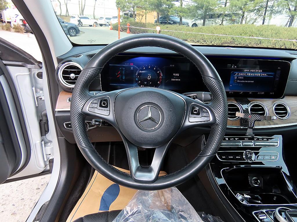 Mercedes Benz E class - Vista 8