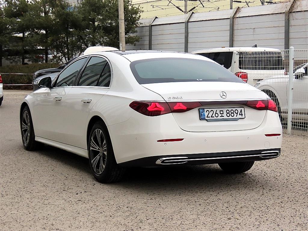 Mercedes Benz E class - Vista 3