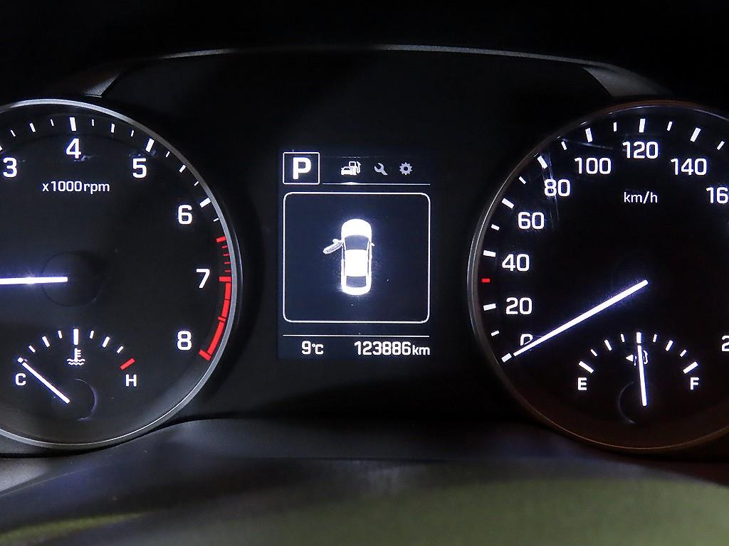 HYUNDAI Avante - Vista 9