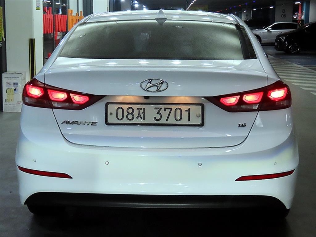 HYUNDAI Avante - Vista 5