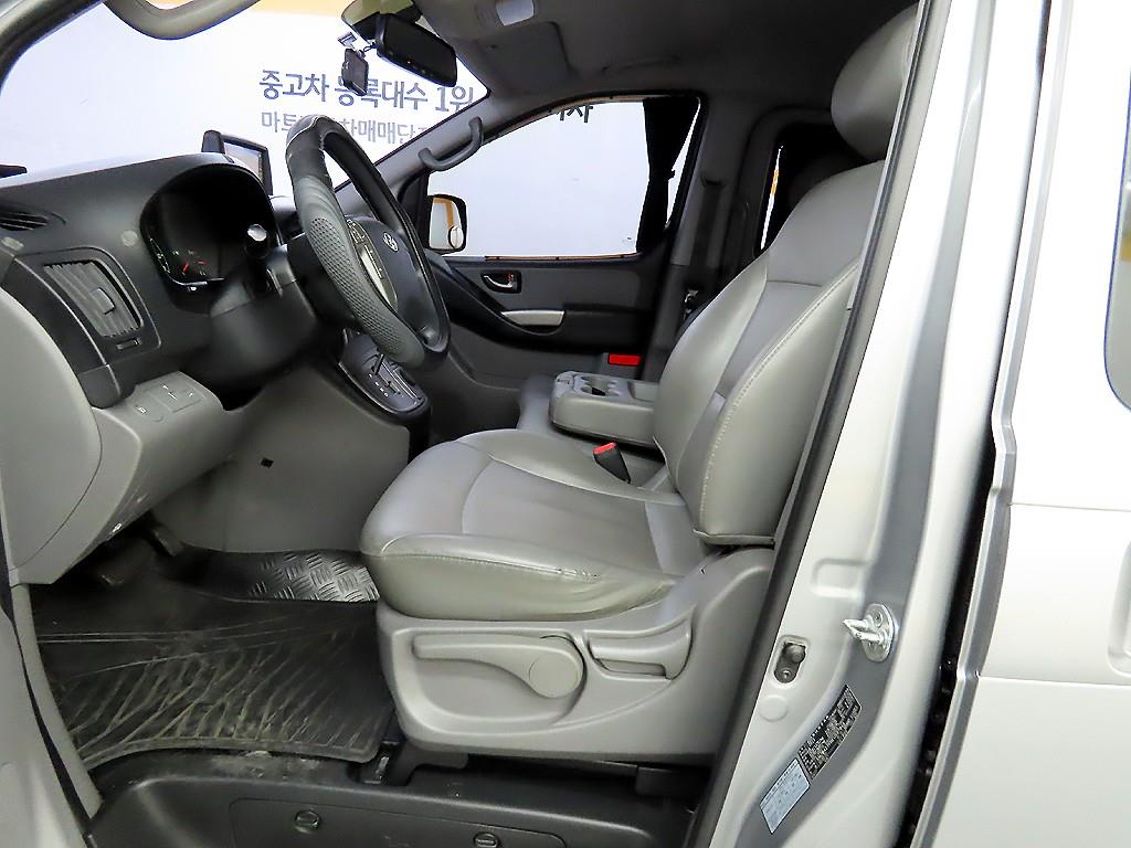 HYUNDAI Starex - Vista 5