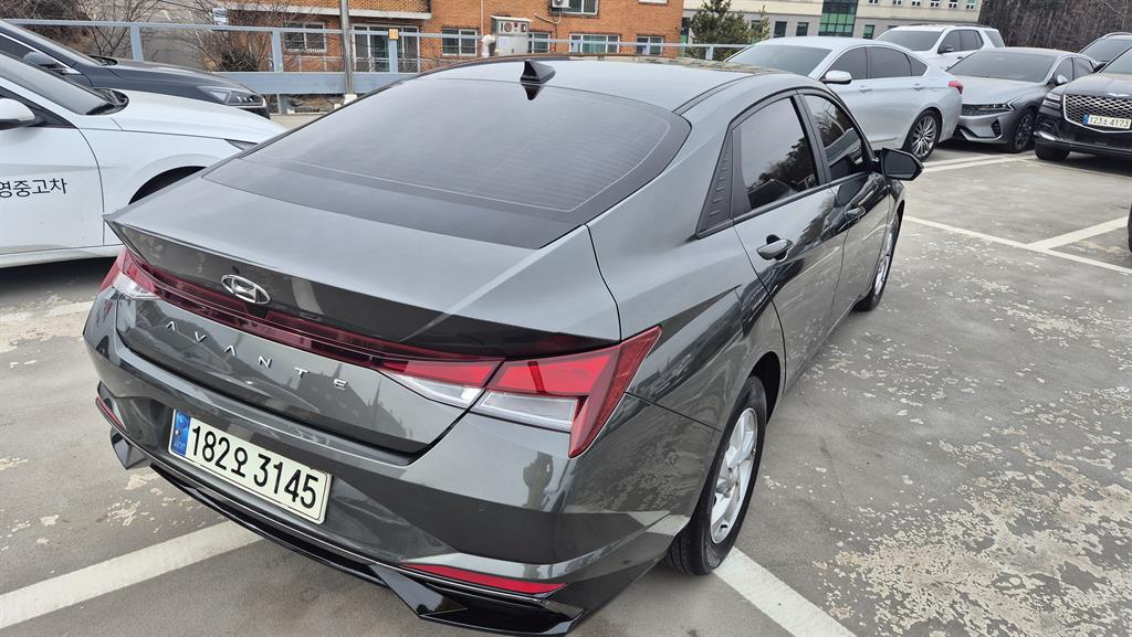 HYUNDAI Avante - Vista 2