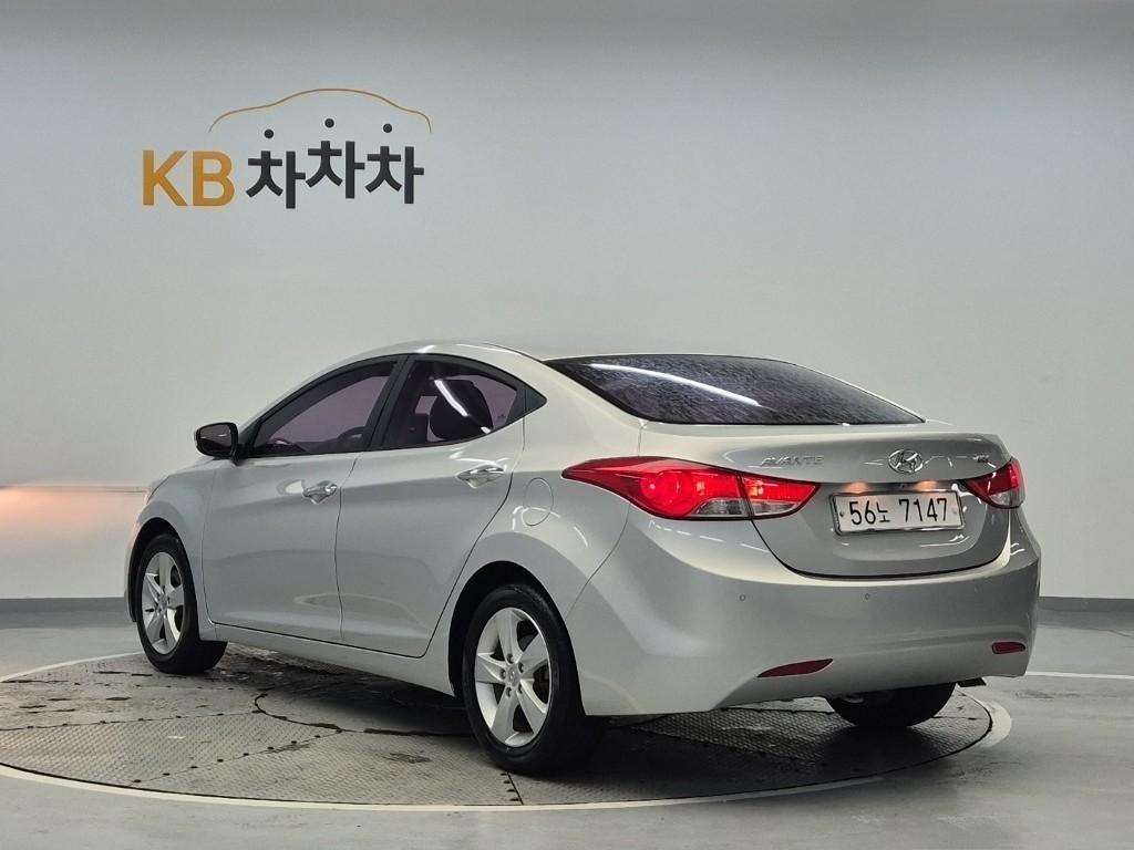 HYUNDAI Avante - Vista 2