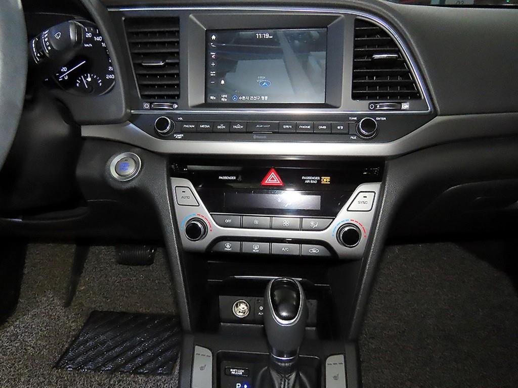 HYUNDAI Avante - Vista 11