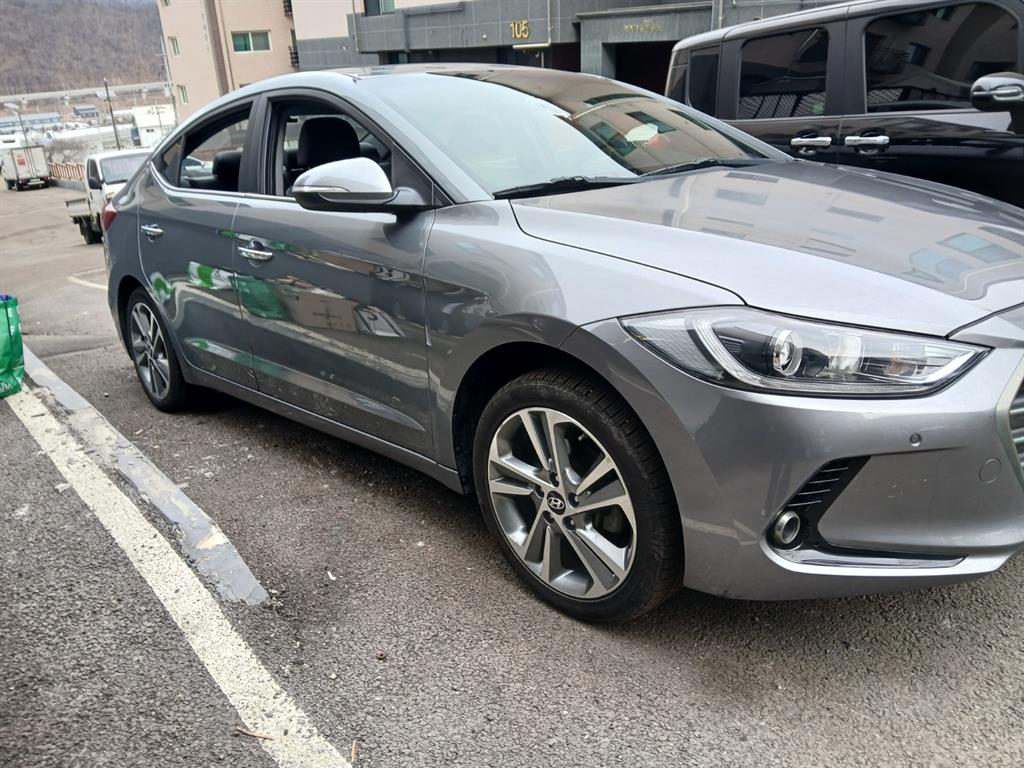 HYUNDAI Avante - Vista 3