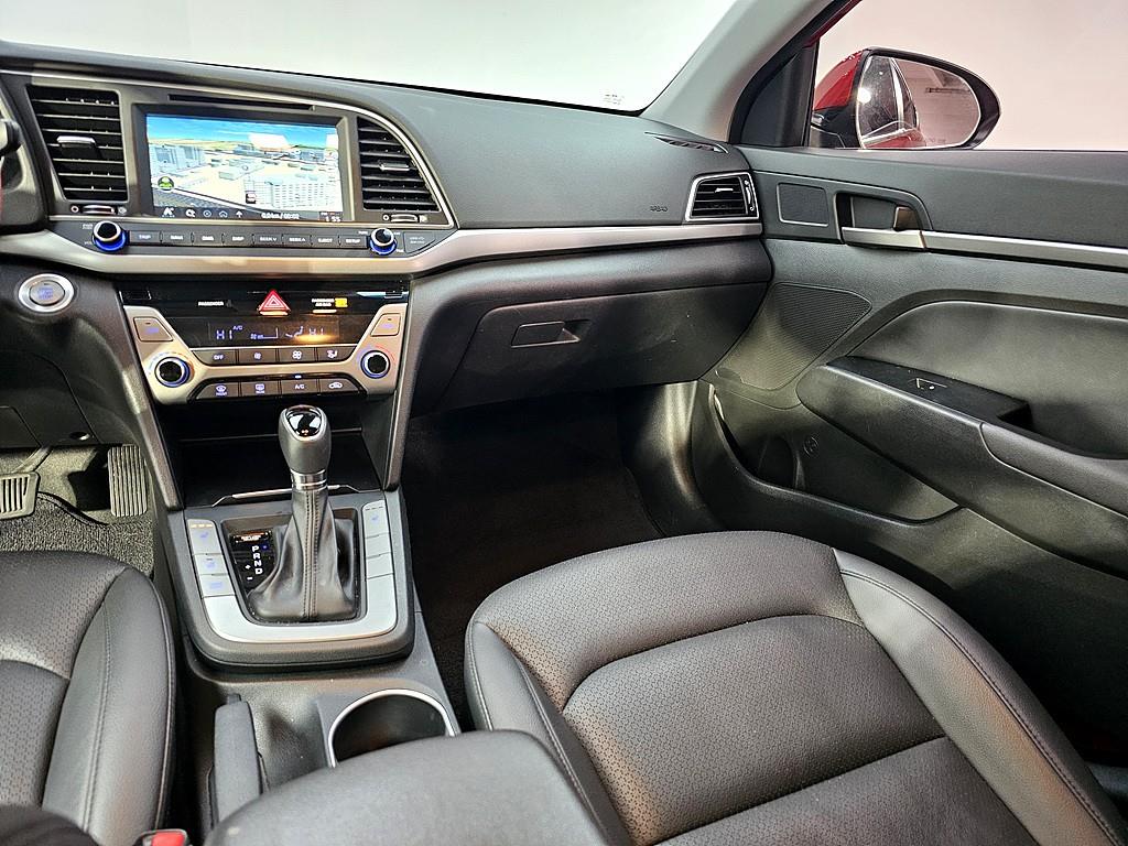 HYUNDAI Avante - Vista 10