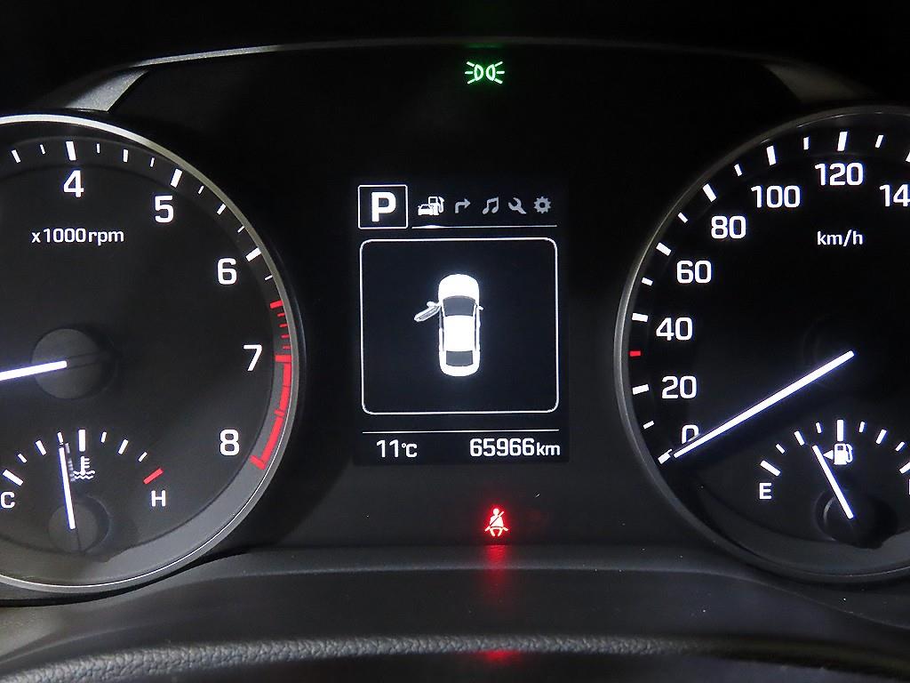 HYUNDAI Avante - Vista 9