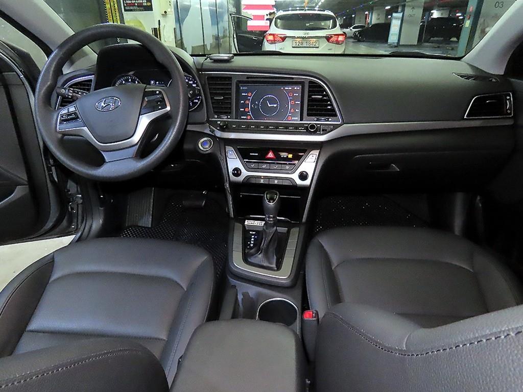 HYUNDAI Avante - Vista 10