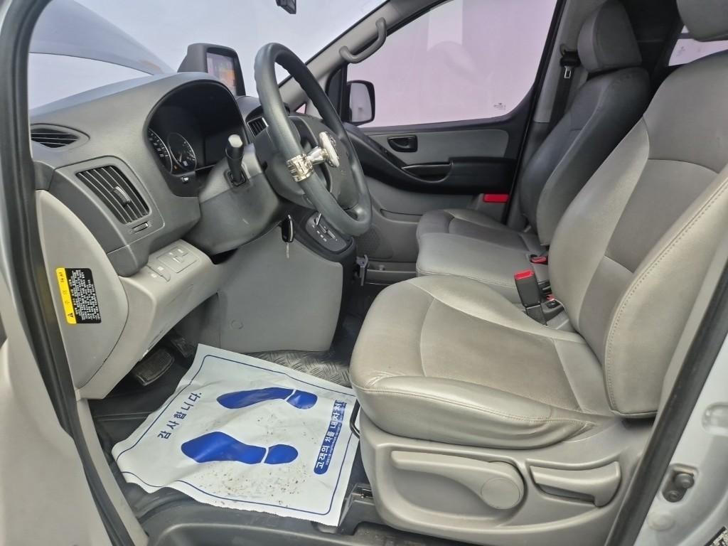 HYUNDAI Starex - Vista 10