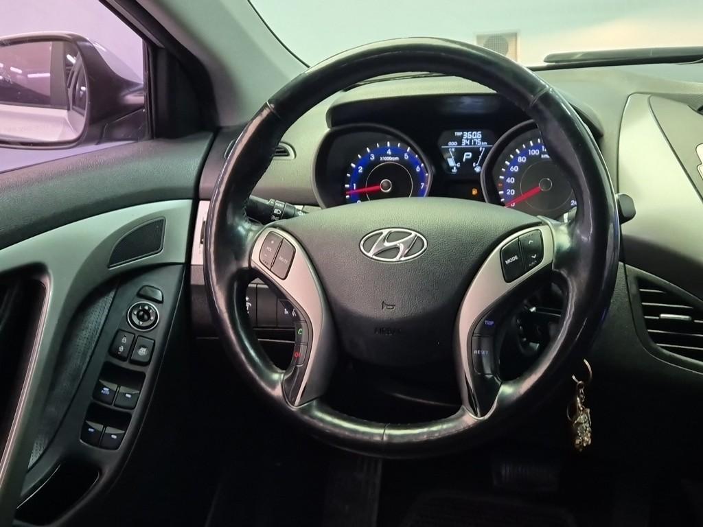 HYUNDAI Avante - Vista 9