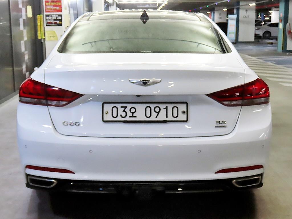 HYUNDAI Genesis - Vista 5