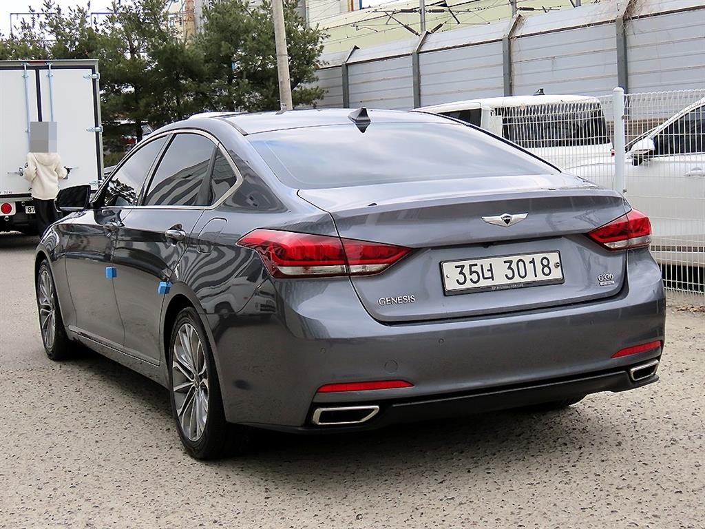 HYUNDAI Genesis - Vista 3