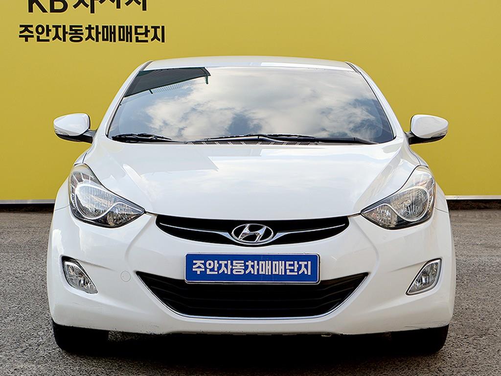 HYUNDAI Avante - Vista 3