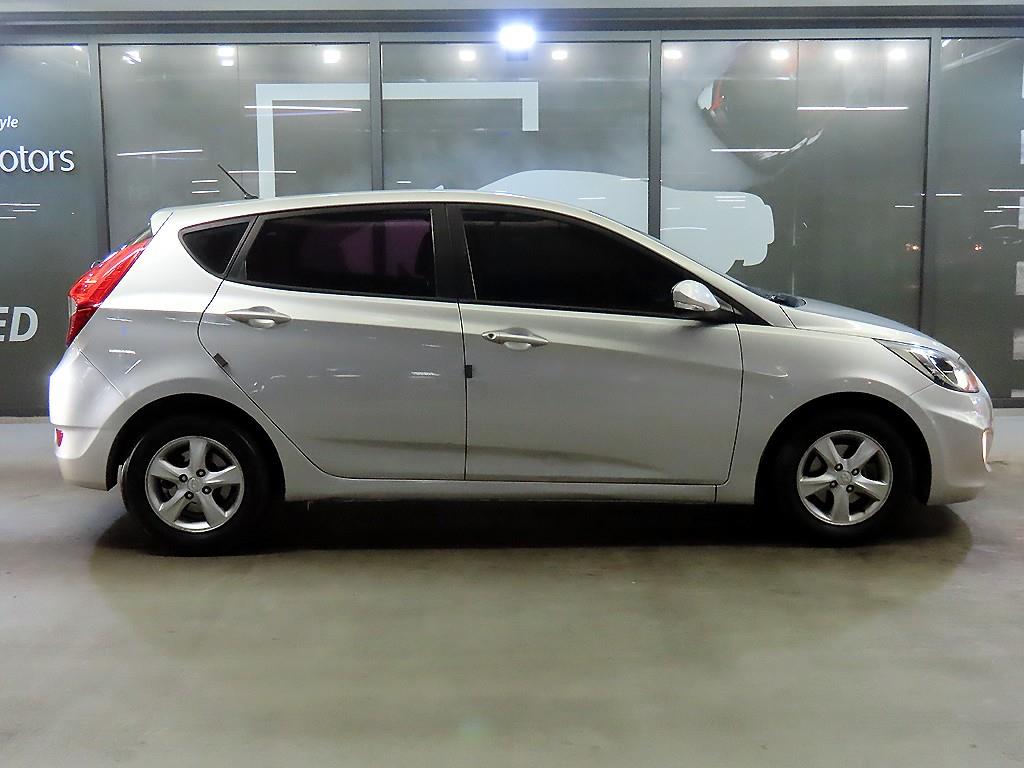 HYUNDAI Accent - Vista 3