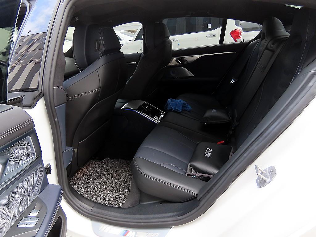 BMW 8 Series - Vista 6