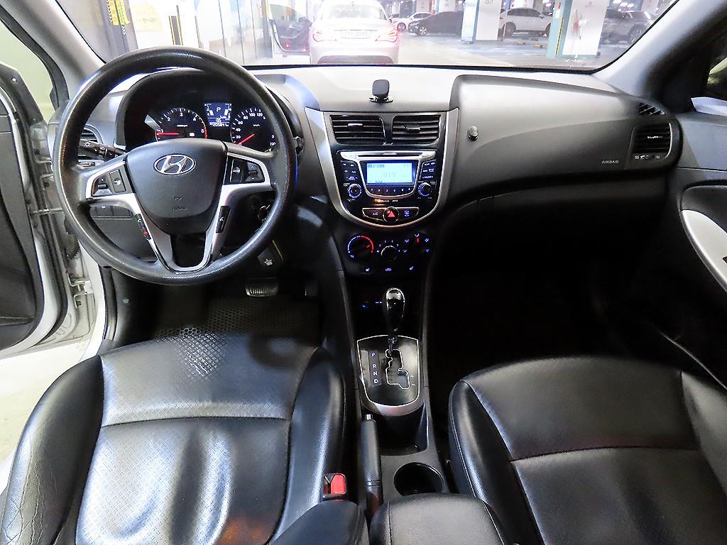 HYUNDAI Accent - Vista 10