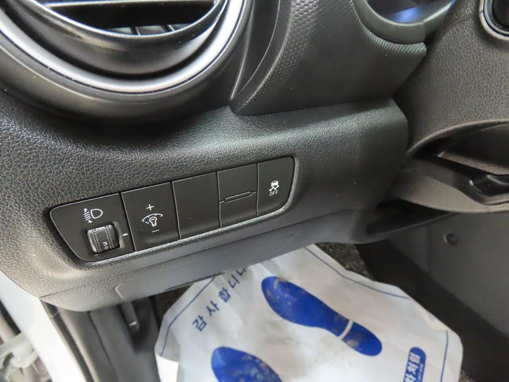 HYUNDAI Kona - Vista 10